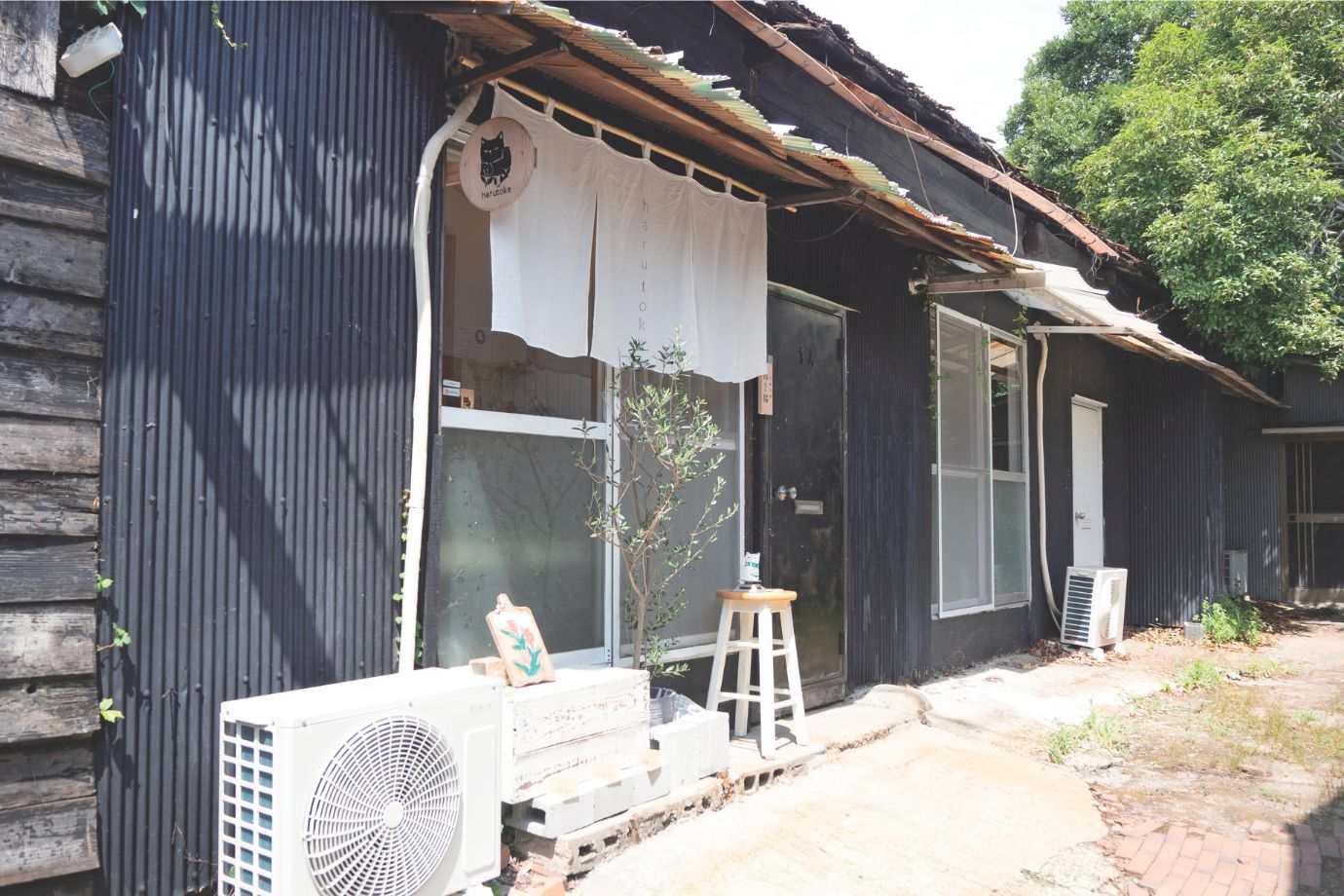 お店は「やきもの散歩道」の一角に