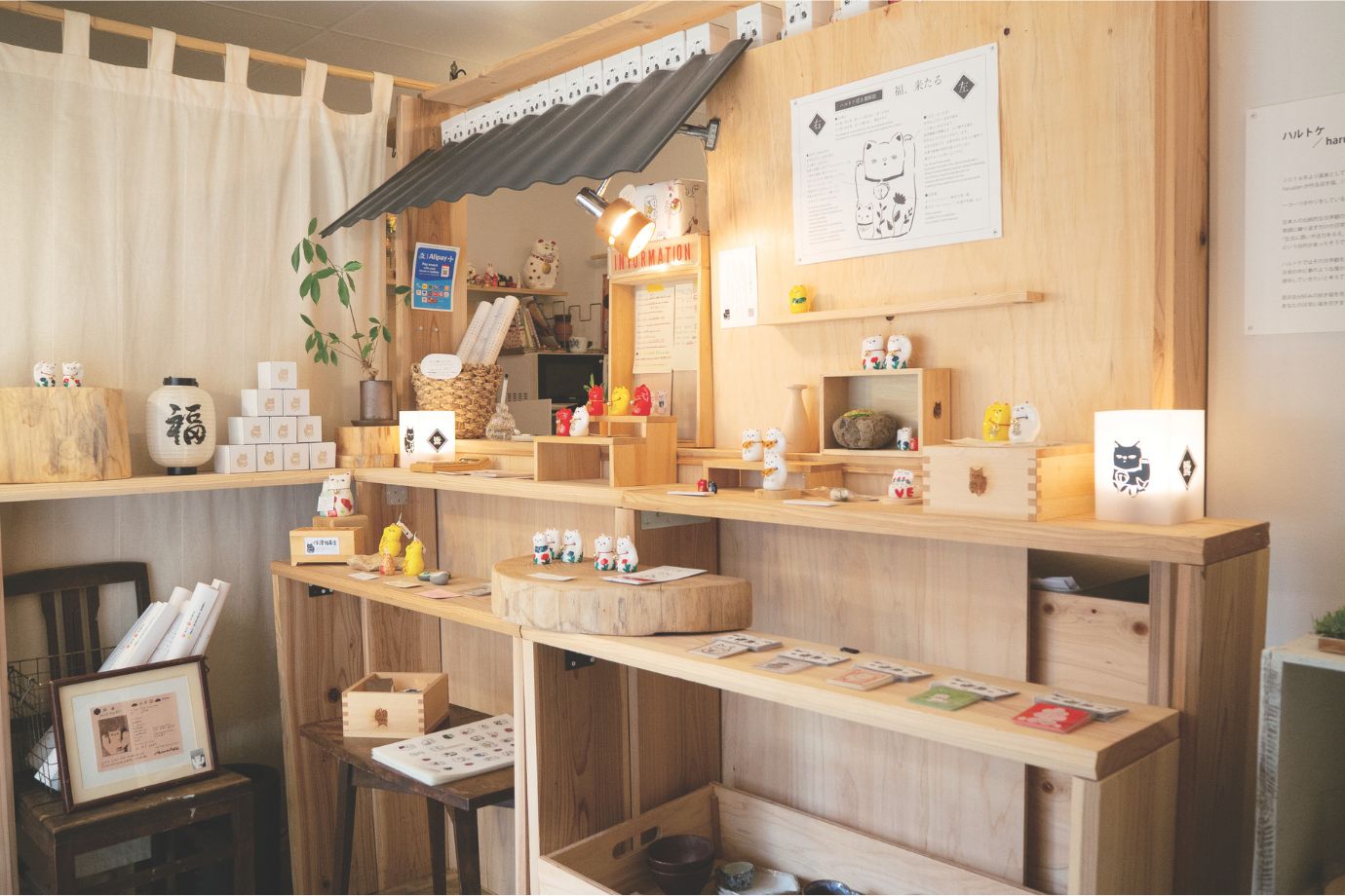 ユーモアたっぷりの招き猫がずらり