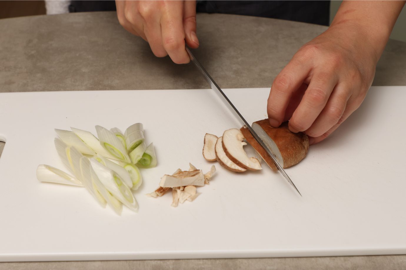 白ねぎは太めの斜め切り