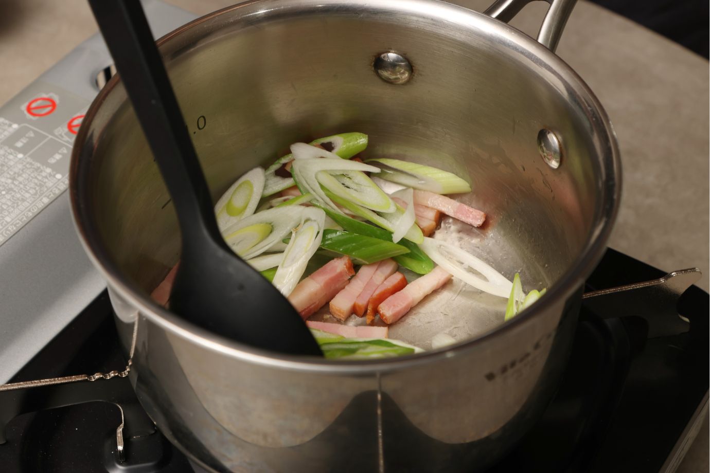 オリーブオイルを熱して①を炒める