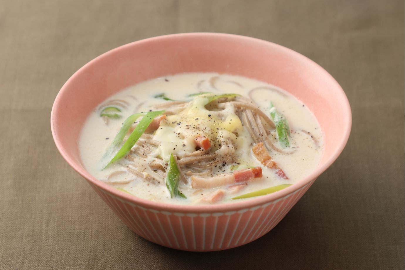 器に盛り、チーズ、黒こしょうをふる