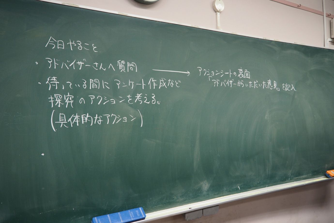 学期ごとに「進路探究」と「課題探究」のプログラムが用意され、生徒たちは段階的に自身の興味や関心を深めていきます。 