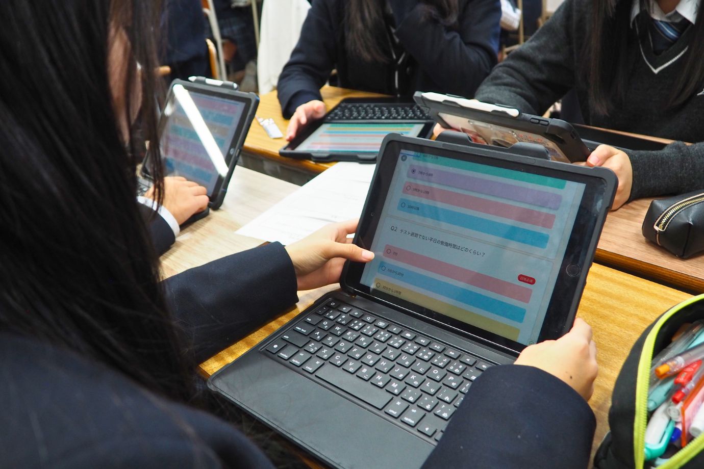 例えば、「学校をきれいにすること」を課題としたグループでは、「学校が汚いとなぜ問題か」「きれいにすると何が良いのか」といった問いを立て、アンケート調査を通して実態を把握しようとしていました。 