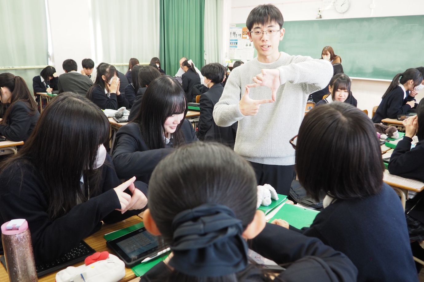 生徒用、教員用それぞれにアンケートを作成し、データを収集するなど、生徒たちが自主的に行動している様子が見られました。 