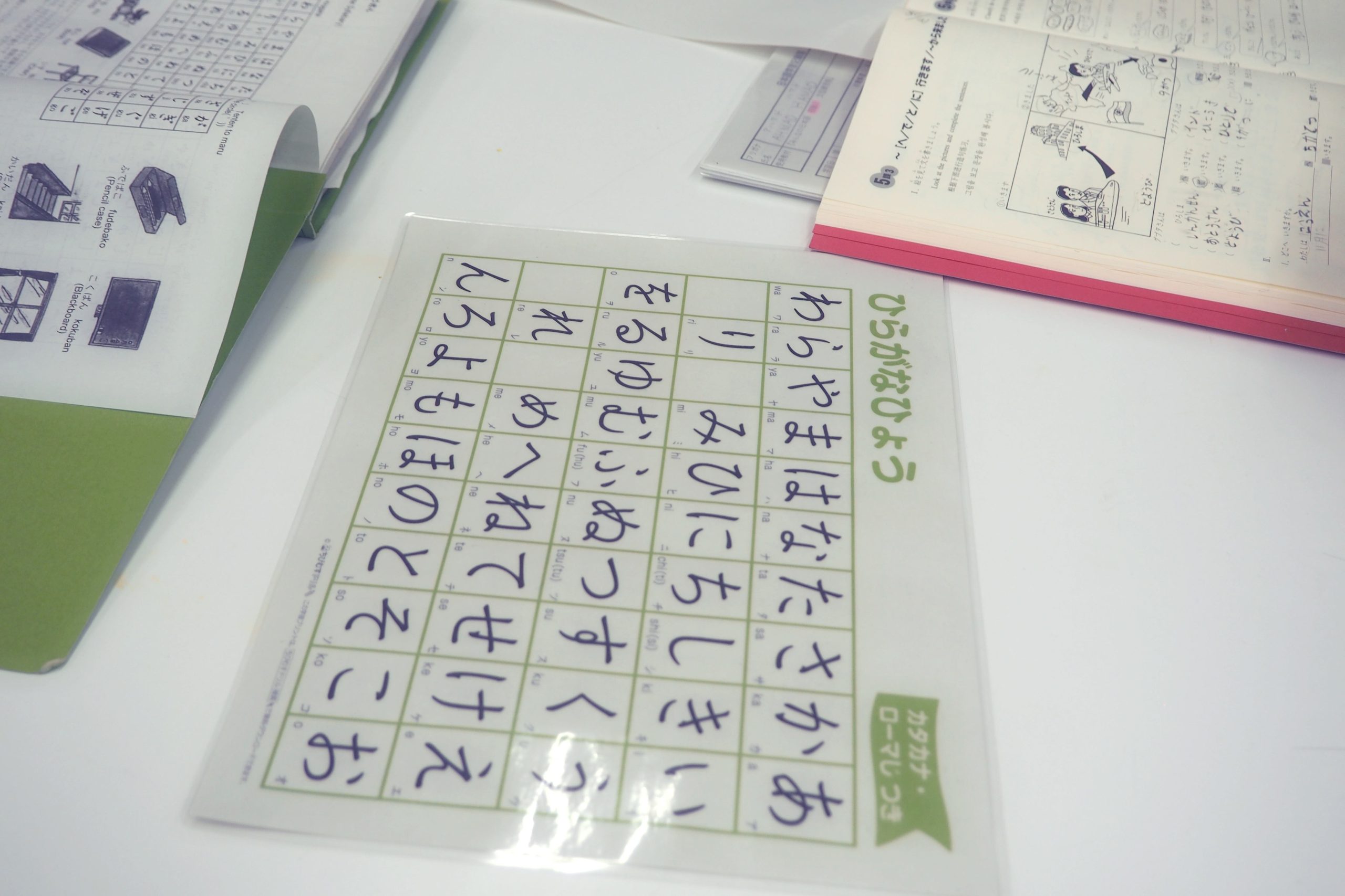 なごやか中学校の教員は、名古屋市の中学校教諭です。また、日本語の学習やタブレットの使い方をサポートしてくれるボランティアもいます。