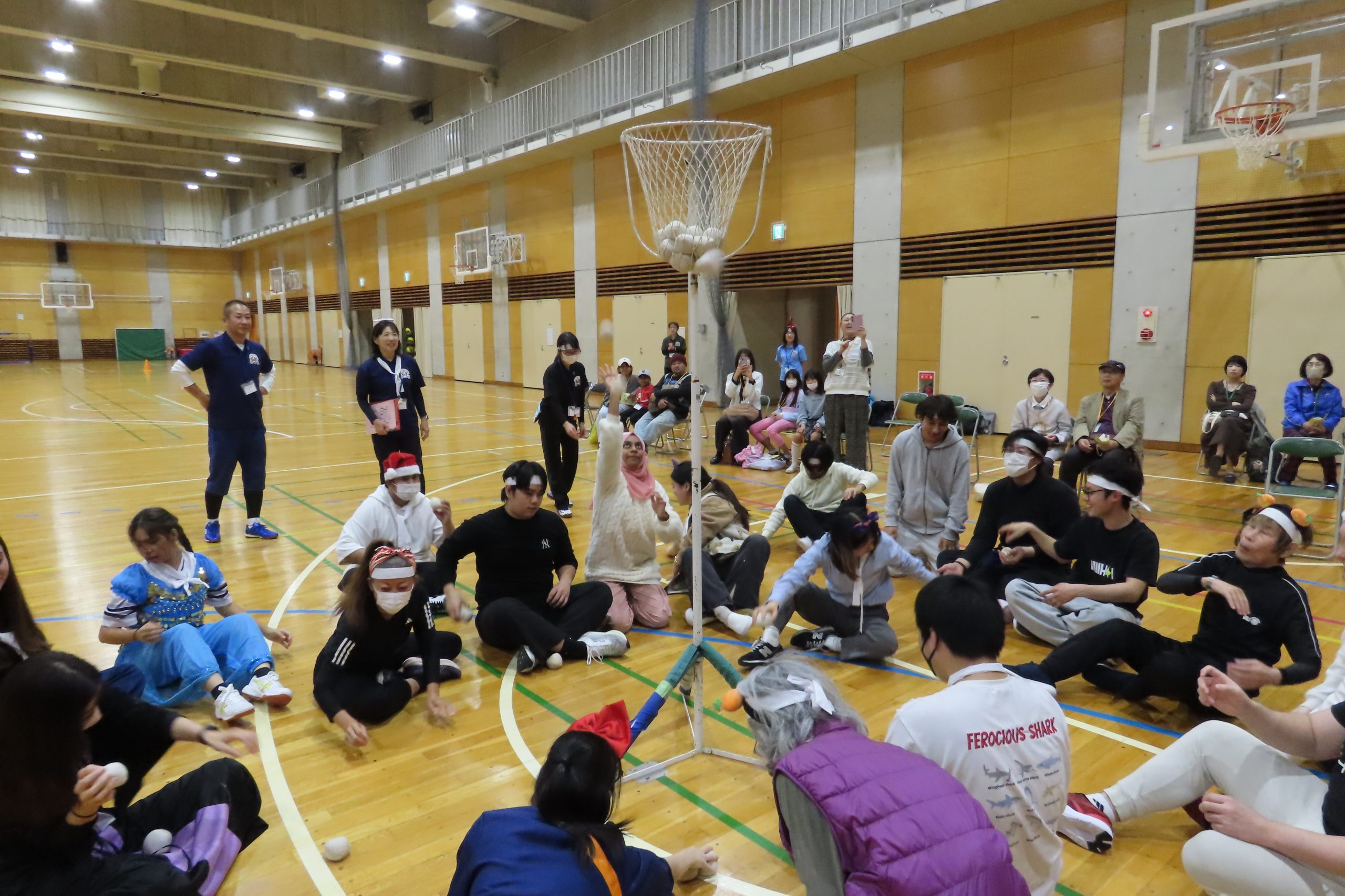 ハロウィンが近かったので、みんなで仮装しながら楽しみました。インドネシアにルーツがある子の衣装は、華やかで可愛かったです。