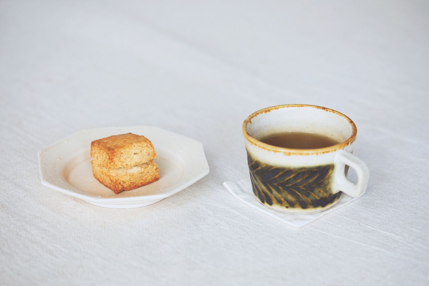 全粒粉入りスコーンなどの焼き菓子とコーヒー、ハーブティー