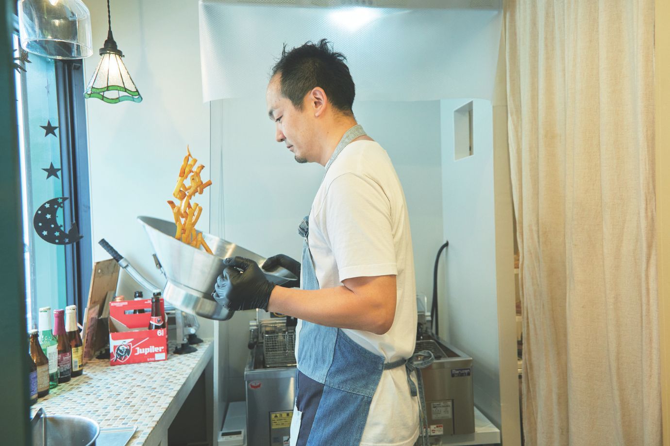 牛脂で2度揚げし、専用のボウルで油切り