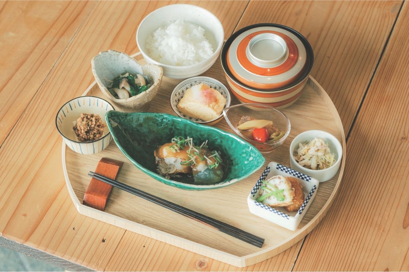 6種類の小鉢と汁物が付くランチメニュー