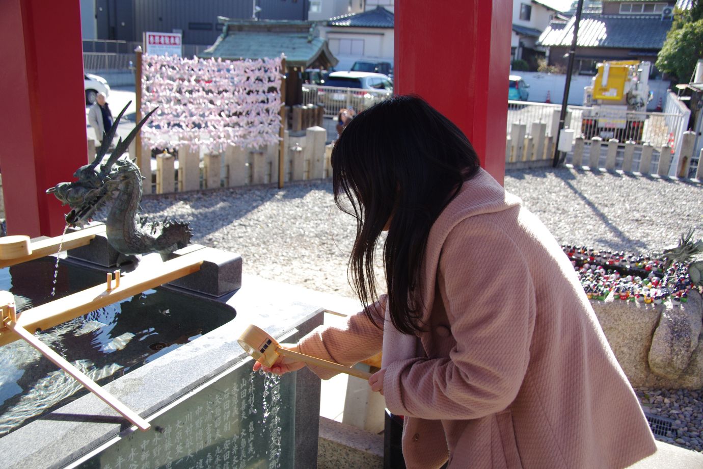 境内に入り、まずは手水舎で心身を清めます。