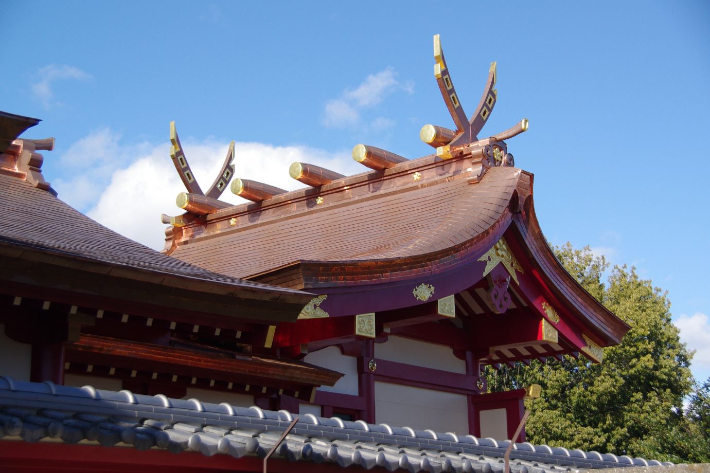 経年劣化によって傷みが目立っていたそうですが、銅板屋根の葺替えなど大規模な工事を経て、金色の輝きを取り戻していました。