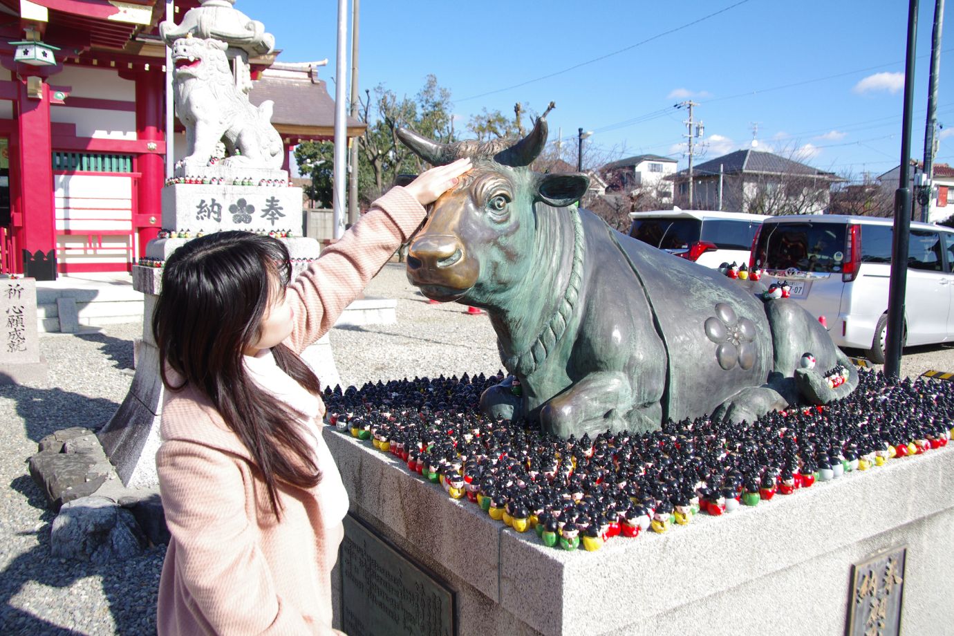 編集部も牛の頭をなでながら、みなさんの学業成就を祈念しました。