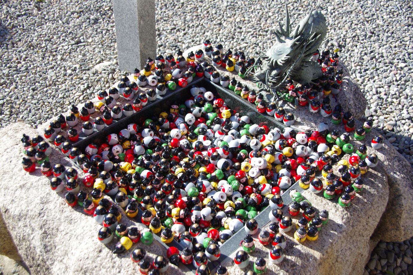 そして、鷽を模したおみくじも。鷽は“幸運を招く鳥”として知られています。鷽を神社に納めることで、悪いことが「嘘（うそ）」になるという言い伝えもあるのだそうですよ。