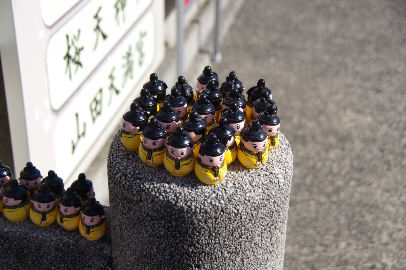 おみくじの人形は願掛け牛だけではなく境内のいたるところにびっしりと置かれており、参拝者による並べ方にユニークさを感じる場所も。