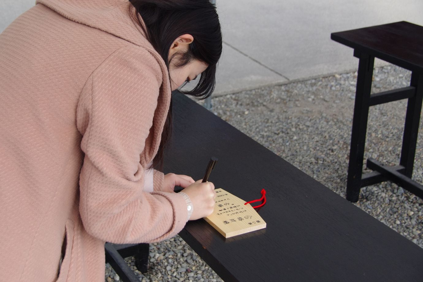 本殿前にたくさん奉納されている絵馬。編集部も購入し、記入してみます。