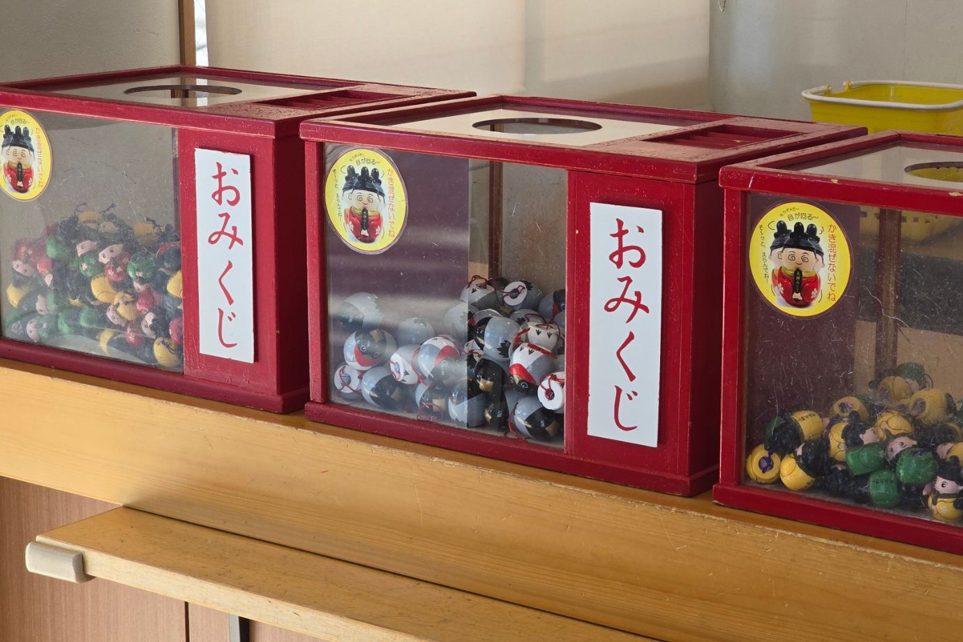 先ほど願掛け牛のまわりに置かれていた「天神みくじ」。こちらは1つ300円で、道真公は赤色、緑色、黄色とあります。好みの色に狙いを定めながら、引いてみてくださいね。