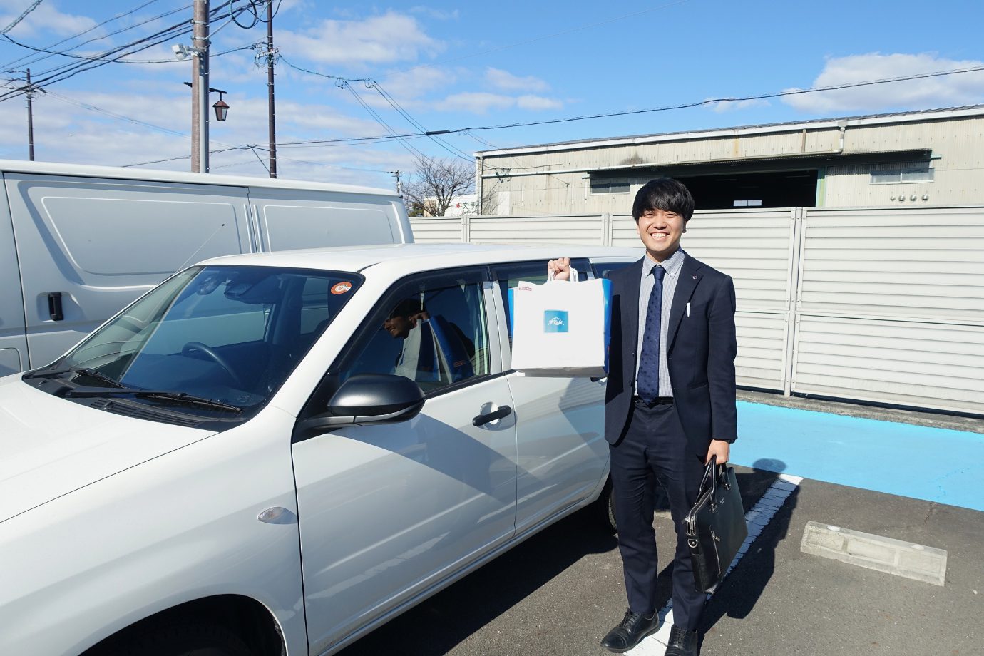 スーパーへの商品提案が主な業務。普段から各店舗を巡回して担当者と商談を重ね、月に1回、スーパーの本部を訪問して新商品や売り方を提案しています。