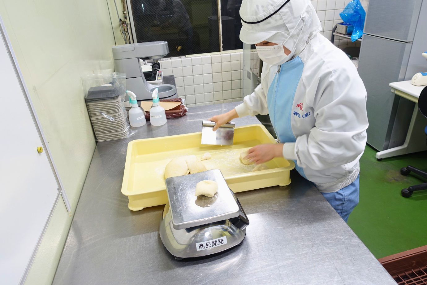 営業担当からの要望をもとに商品の企画を考え、自分のラボで試作を繰り返していくのが基本の流れです。