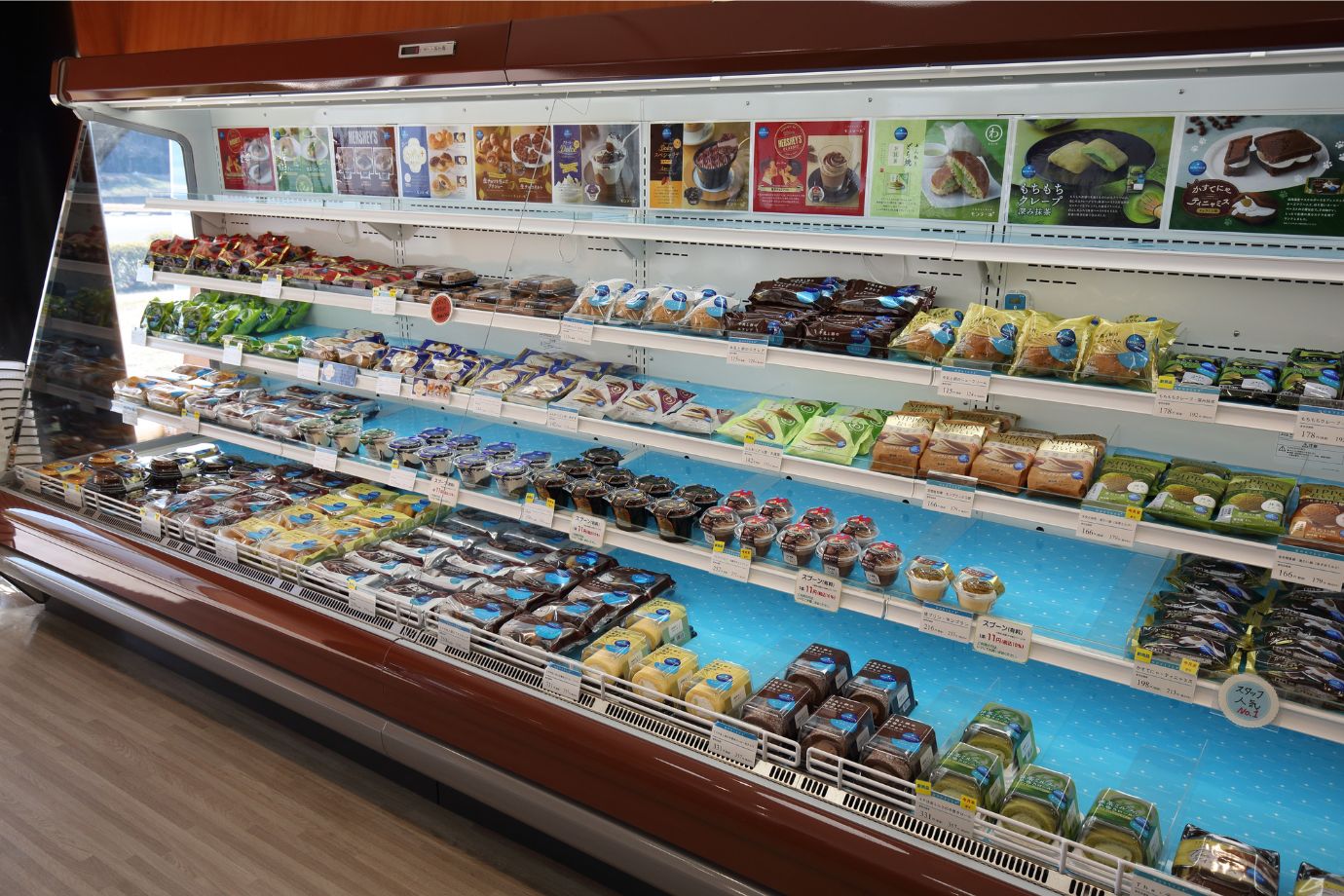 店内にはシュークリーム・エクレア・ロールケーキを中心にならぶ