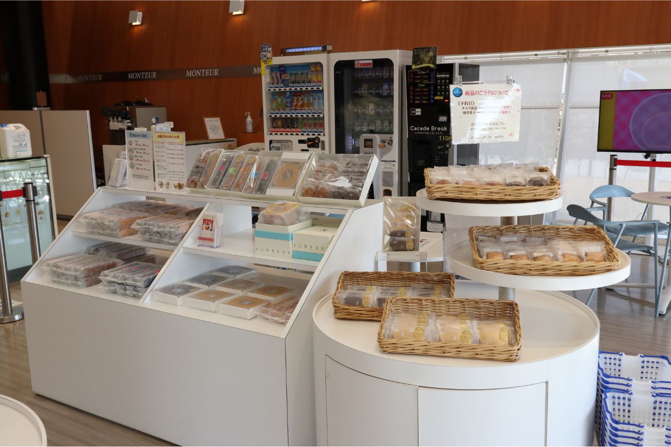 工場直売店限定の焼菓子も人気