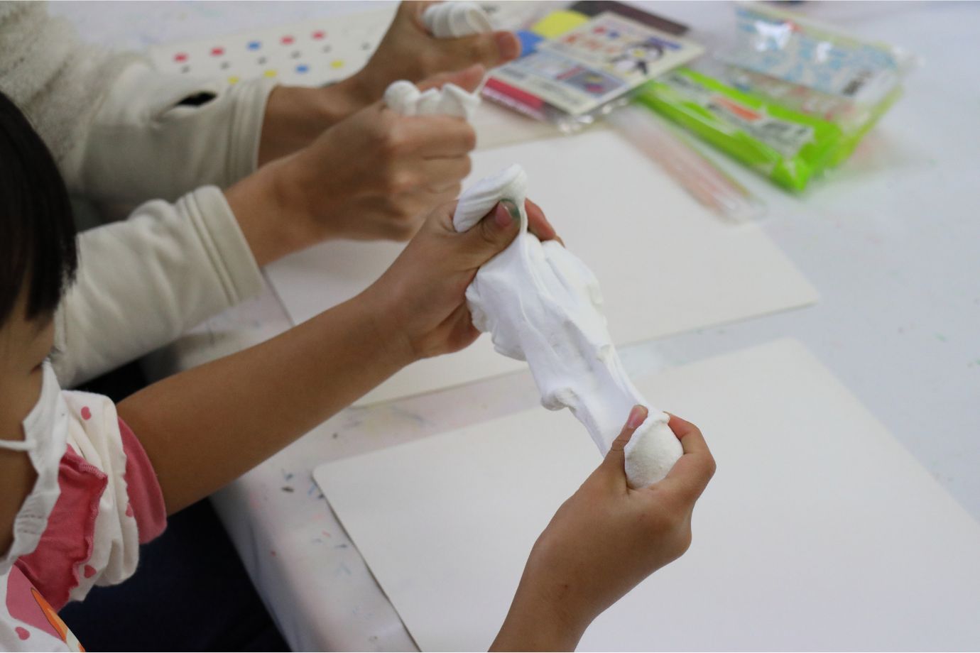 小さな子どもには、カラフルな紙粘土を使った工作がおすすめ