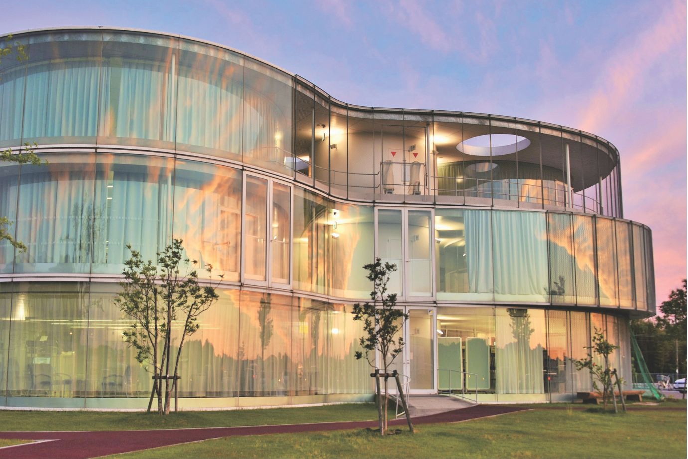 夕方から夜にかけては、館内の照明と相まって幻想的な姿に一変