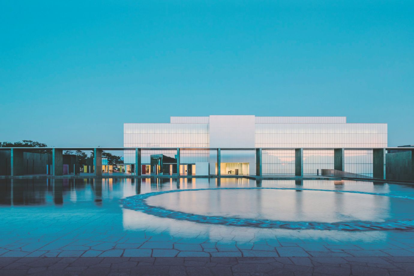 豊田市美術館（大池より）