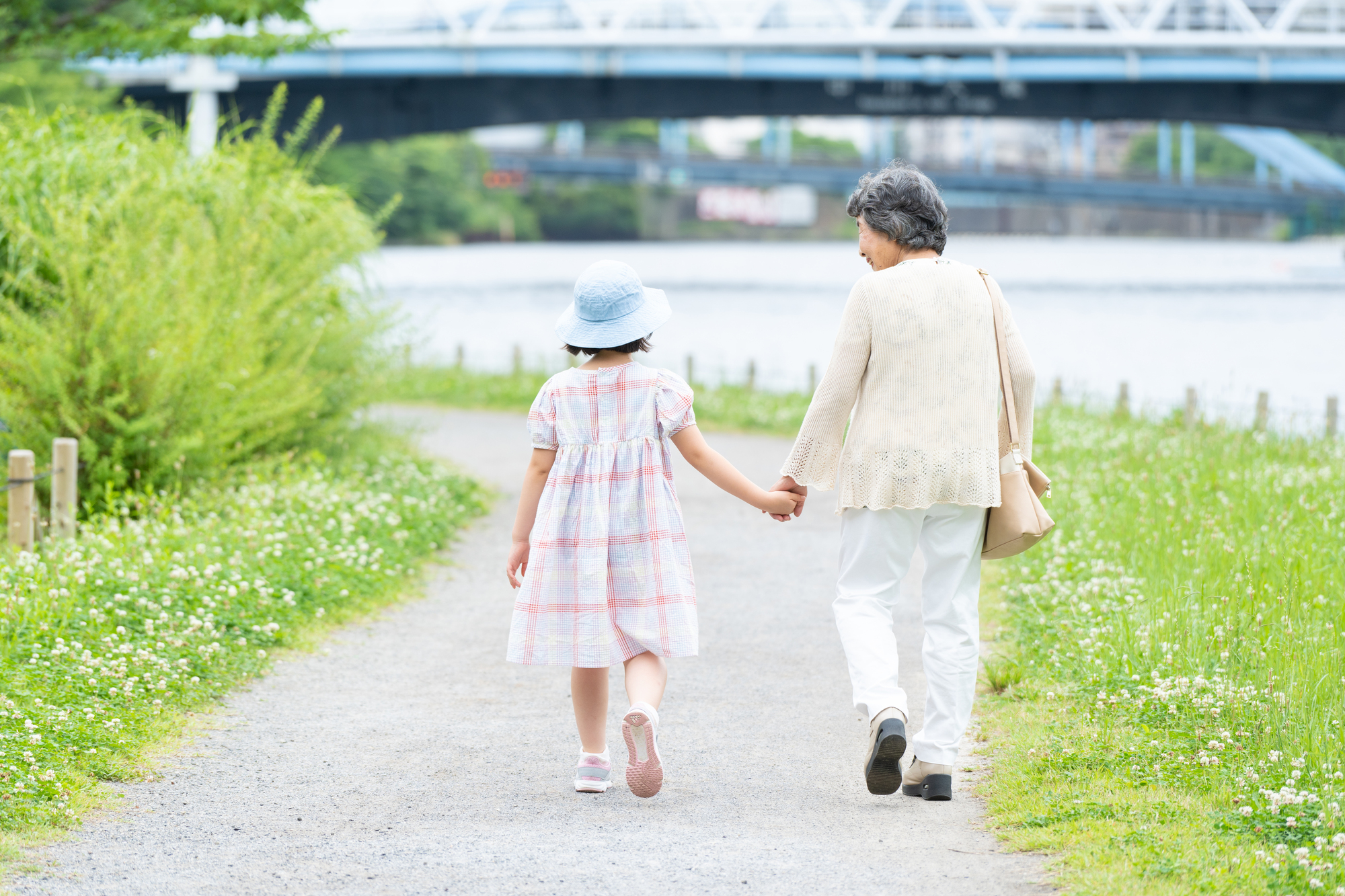 多少お金はかかりますが、学童保育やシッターさんの利用、さらにご自身の働き方を変えることも視野に、ぜひ夫婦で話し合ってみてください。