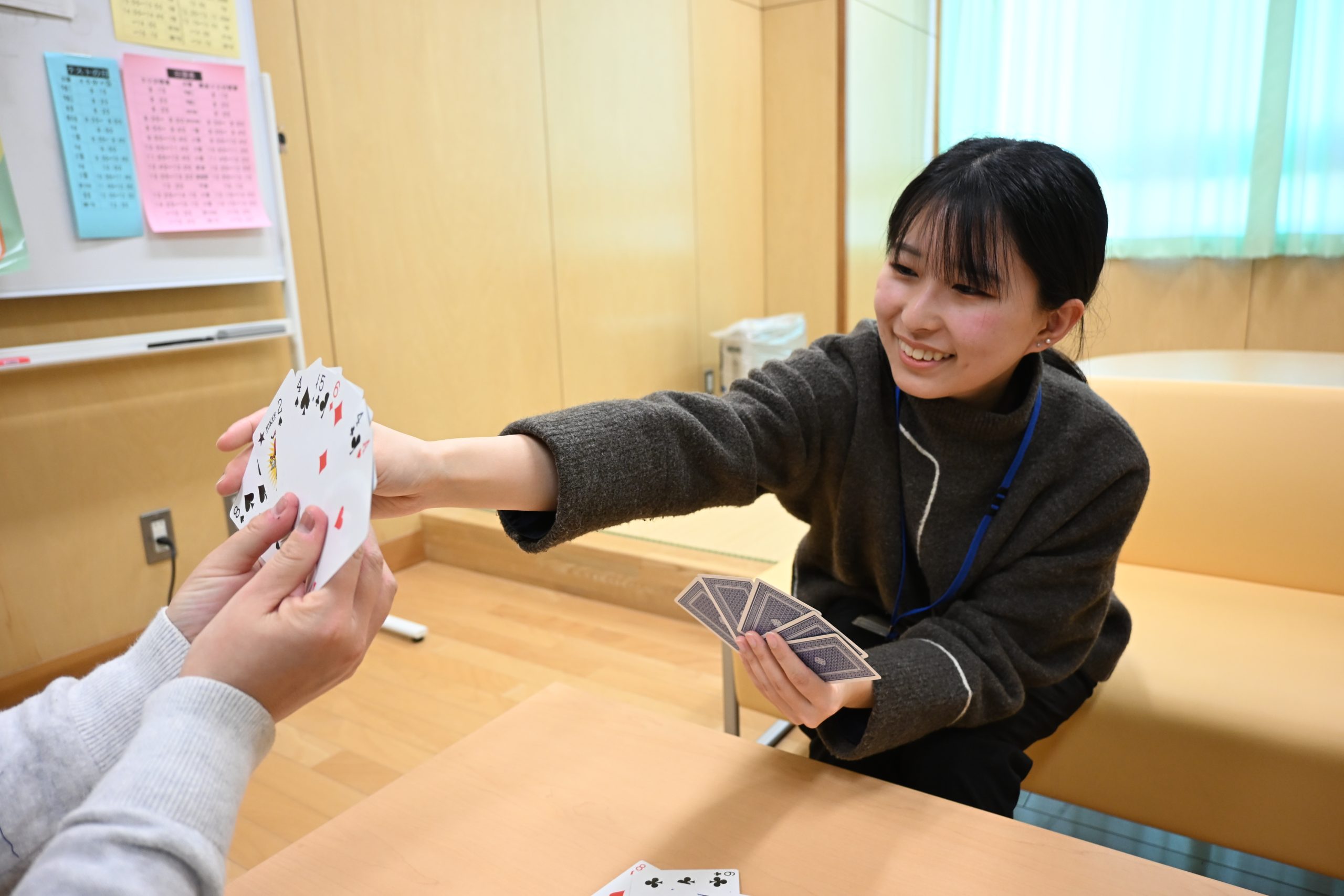 子どもたちの日常に近い場所で関われることです。病院やカウンセリングルームとは違い、学校では相談の場面だけでなく、普段の生活の様子も見ることができます。 