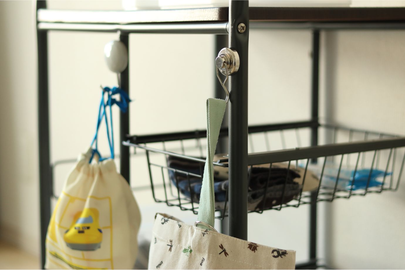 掛けやすい位置にフックを取り付け