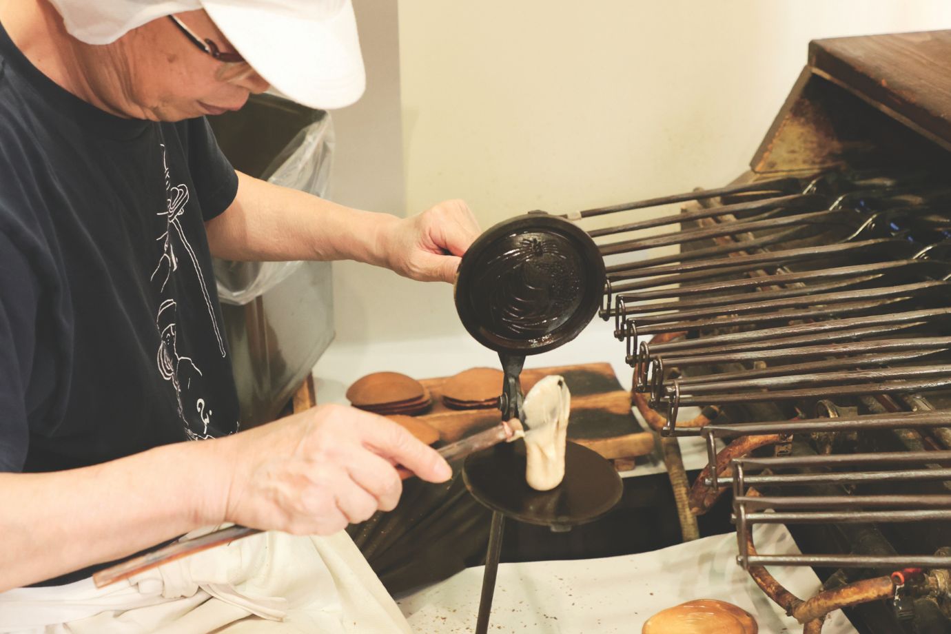 タイミングによっては、職人さんが焼いている様子をガラス越しに見られることも。