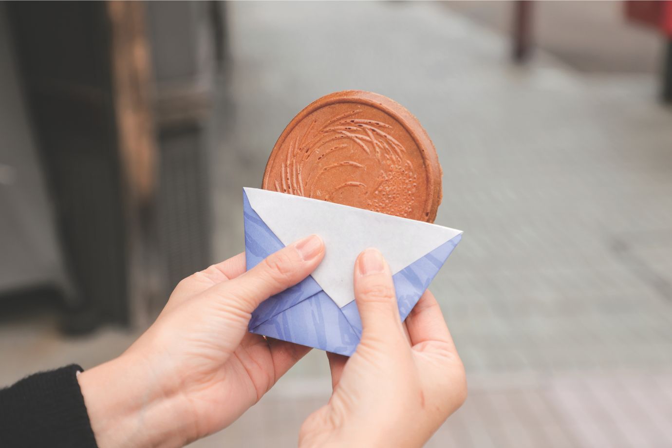 名物の「みそ入大垣せんべい」