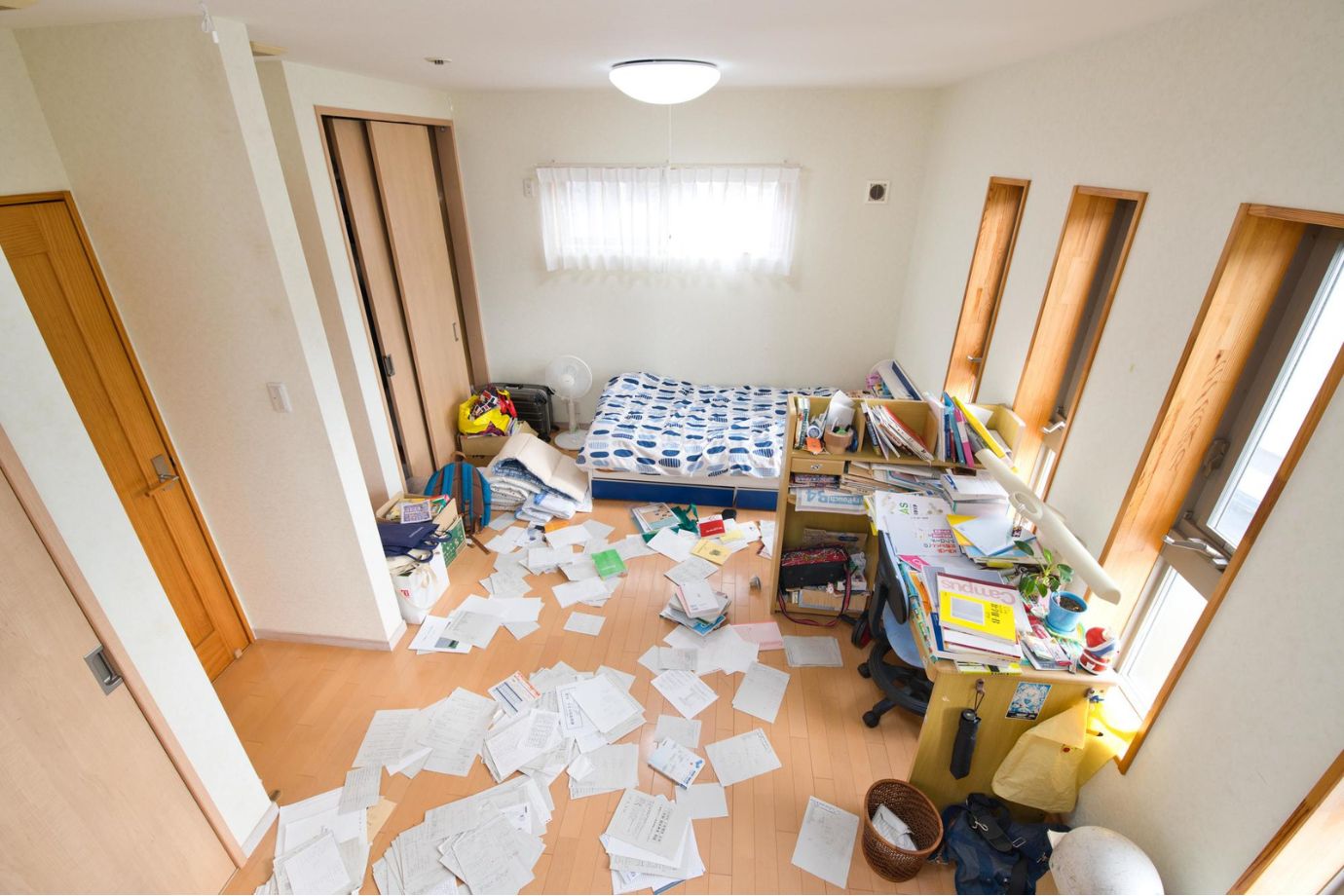 子どもが片付けられない背景には、いくつかの要因が重なっています。まずは、当事者意識が薄く、本人はそれほど困っていないこと。多少探しものに時間がかかっても、子どもにとっては深刻な問題ではないことが大半です。