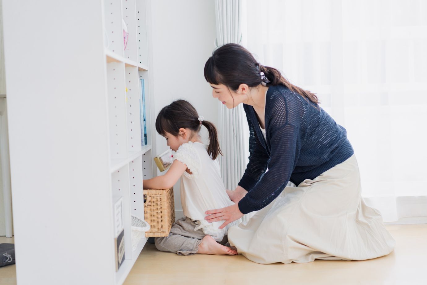 ここからは、子どもの年代別に増えやすいアイテムを想定しながら、必要な片付けの仕組みづくりと、声かけのコツをお伝えします。