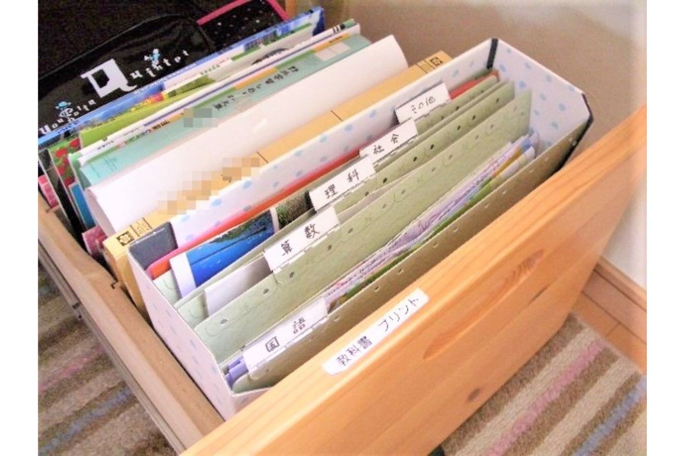 小学生は、学用品が増え始め、部屋の中で遊び道具と混在しやすい時期です。まずは教科ごと、用途ごとに定位置を固定することが基本。
