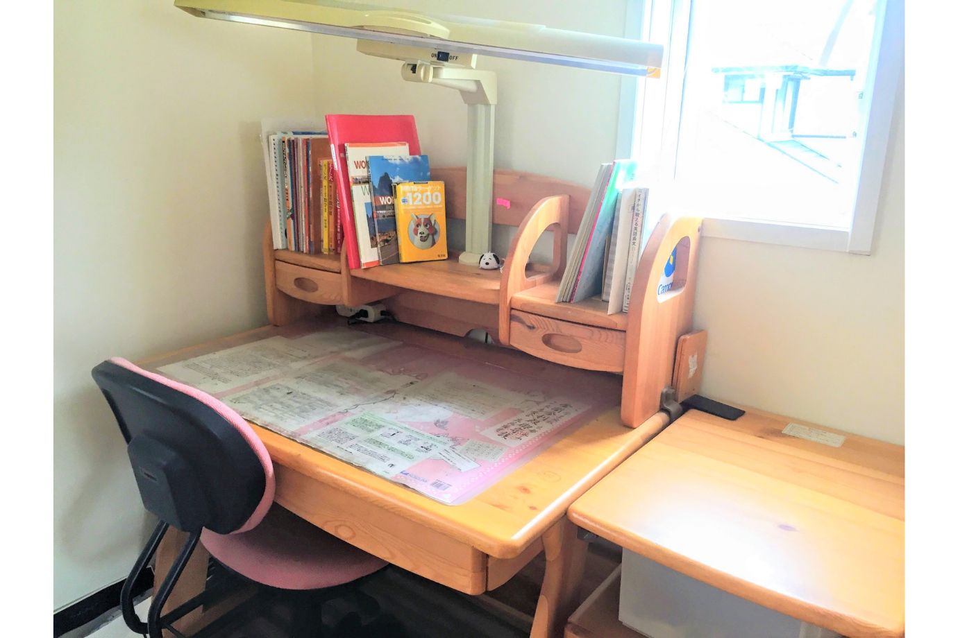 中学生になると教科数が増えたり、部活動が始まったり、持ちものの種類が一気に増えます。この段階では、収納先を細かく分けすぎないことがポイント。