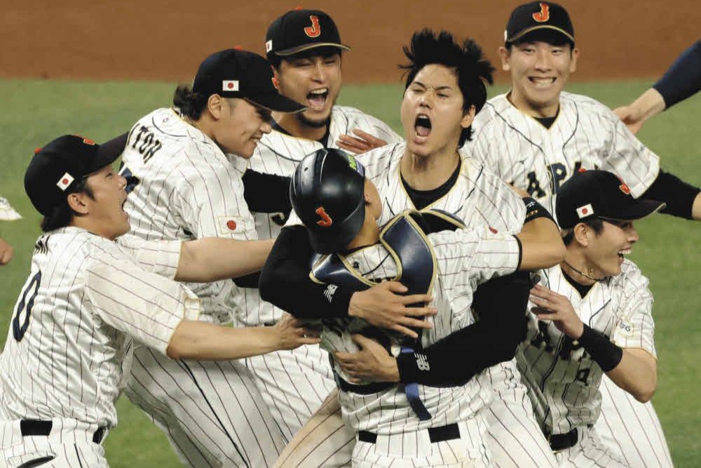 大谷翔平投手が最後の打者から空振り三振を奪った瞬間、マウンド上に広がった日本ナインの歓喜の輪。