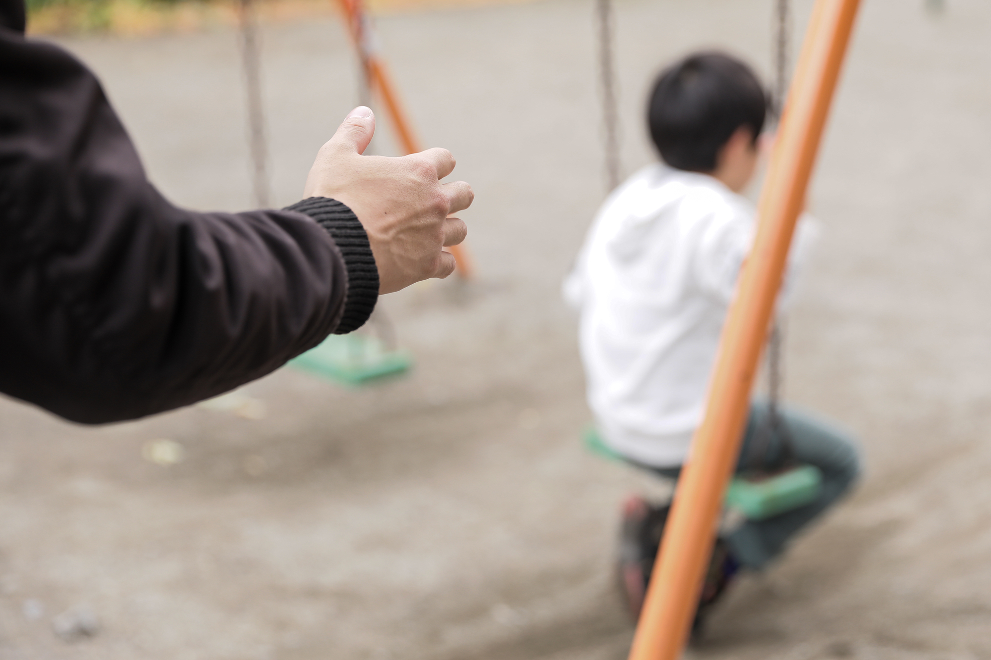 日々のニュースを見ていると、連れ去りや付きまとい、交通事故など、子どもが関わる悲しい事件・事故などを目にします。