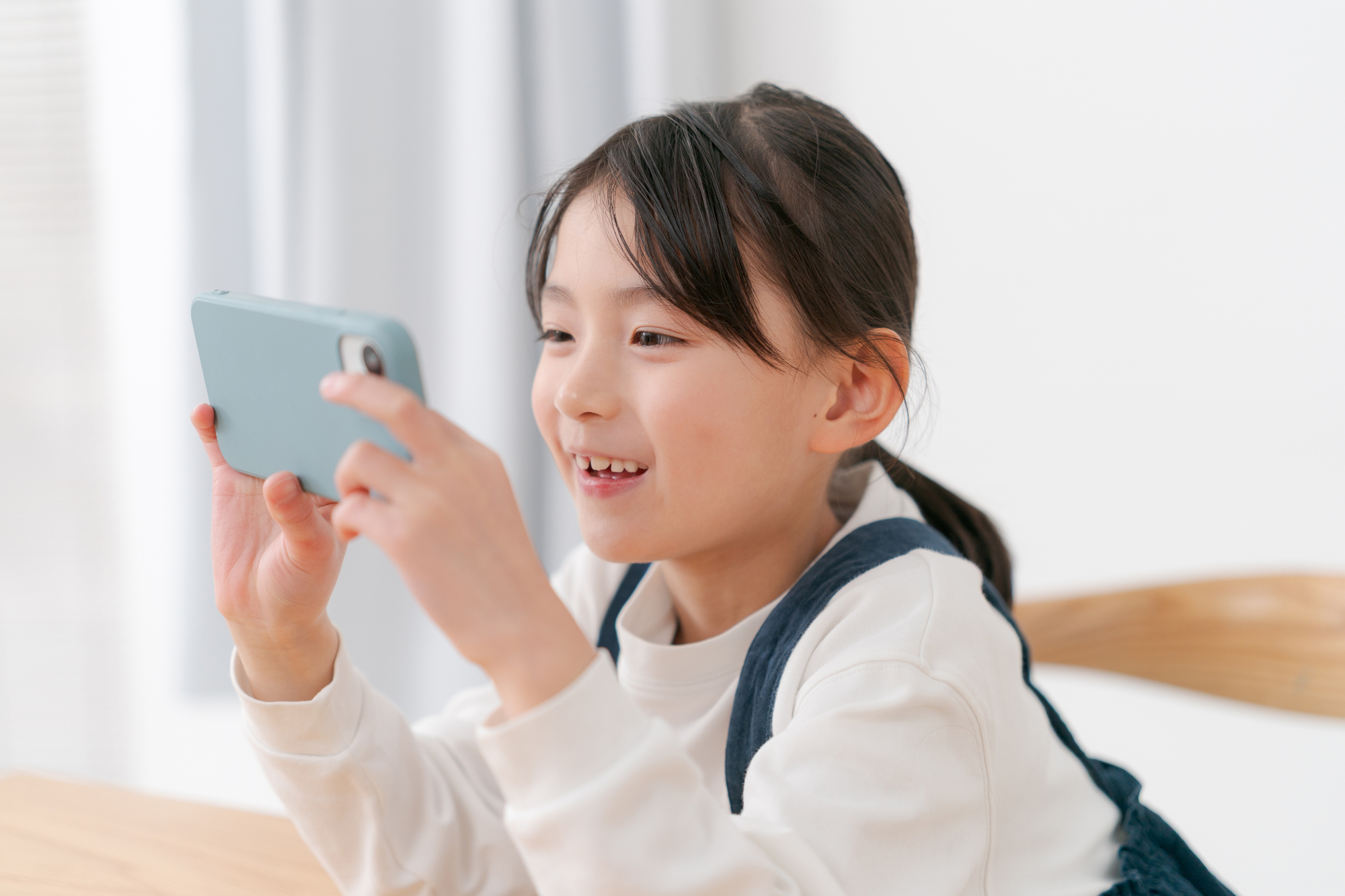 登下校などのリアルな場面に加え、近年はネット上でのトラブルを心配する保護者も増えています。 