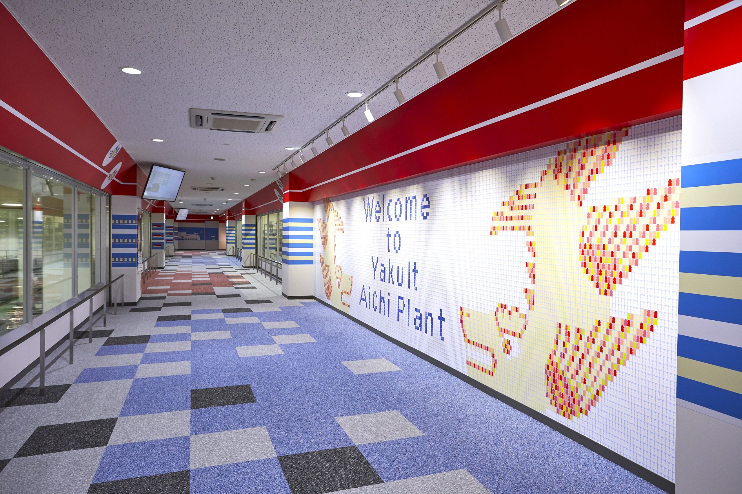 ツアーでは見学通路に設けられた大きなガラス窓から、「ヤクルト」が次々に製造されていく様子を見学します。