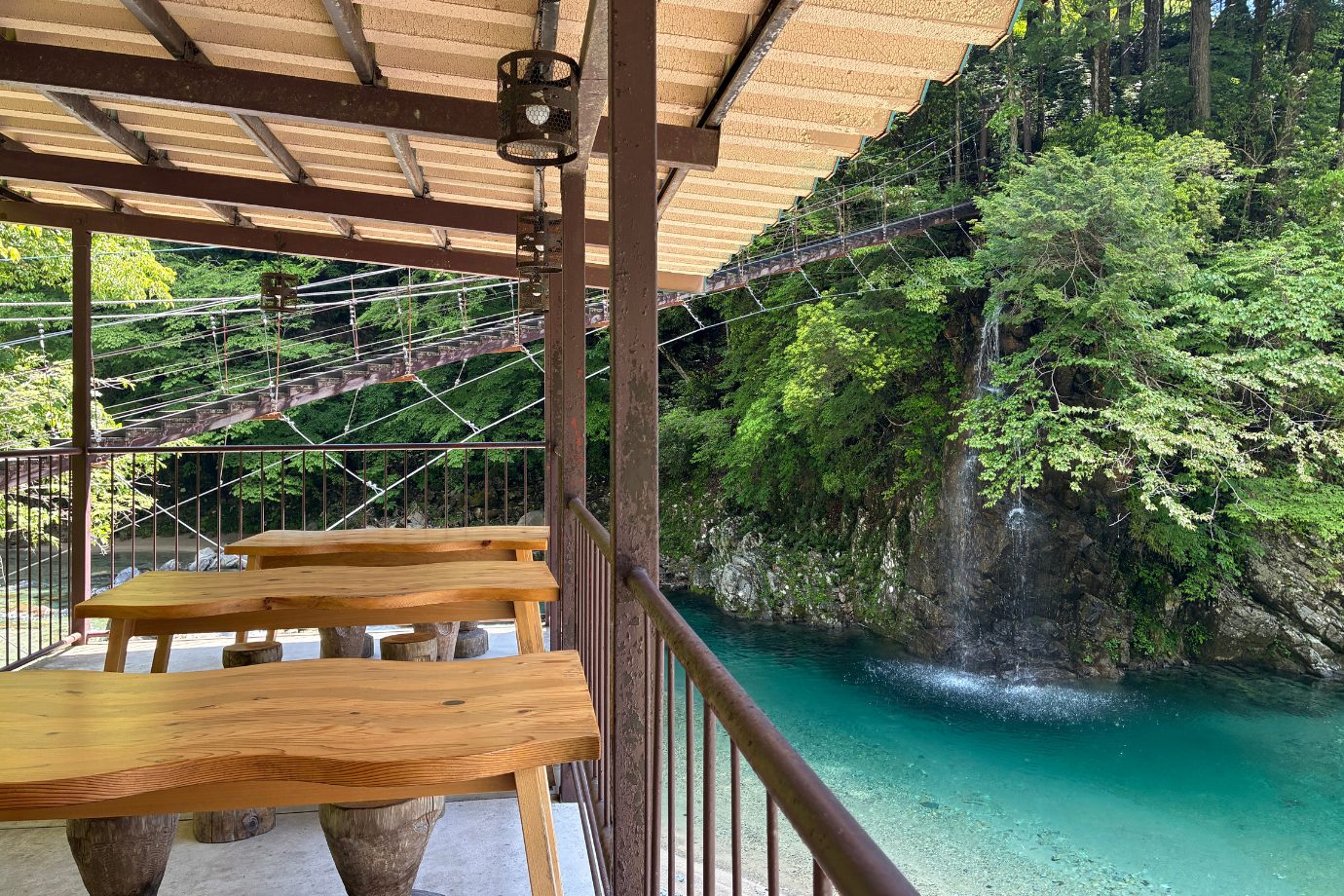 渓谷散策のあとは、不動公園から「本谷」方面へ向かい、吊り橋を渡った先にある食事処「岩魚の里 峡」へ。付知川で育った岩魚料理と、川を望むテラス席からの絶景が楽しめます。 