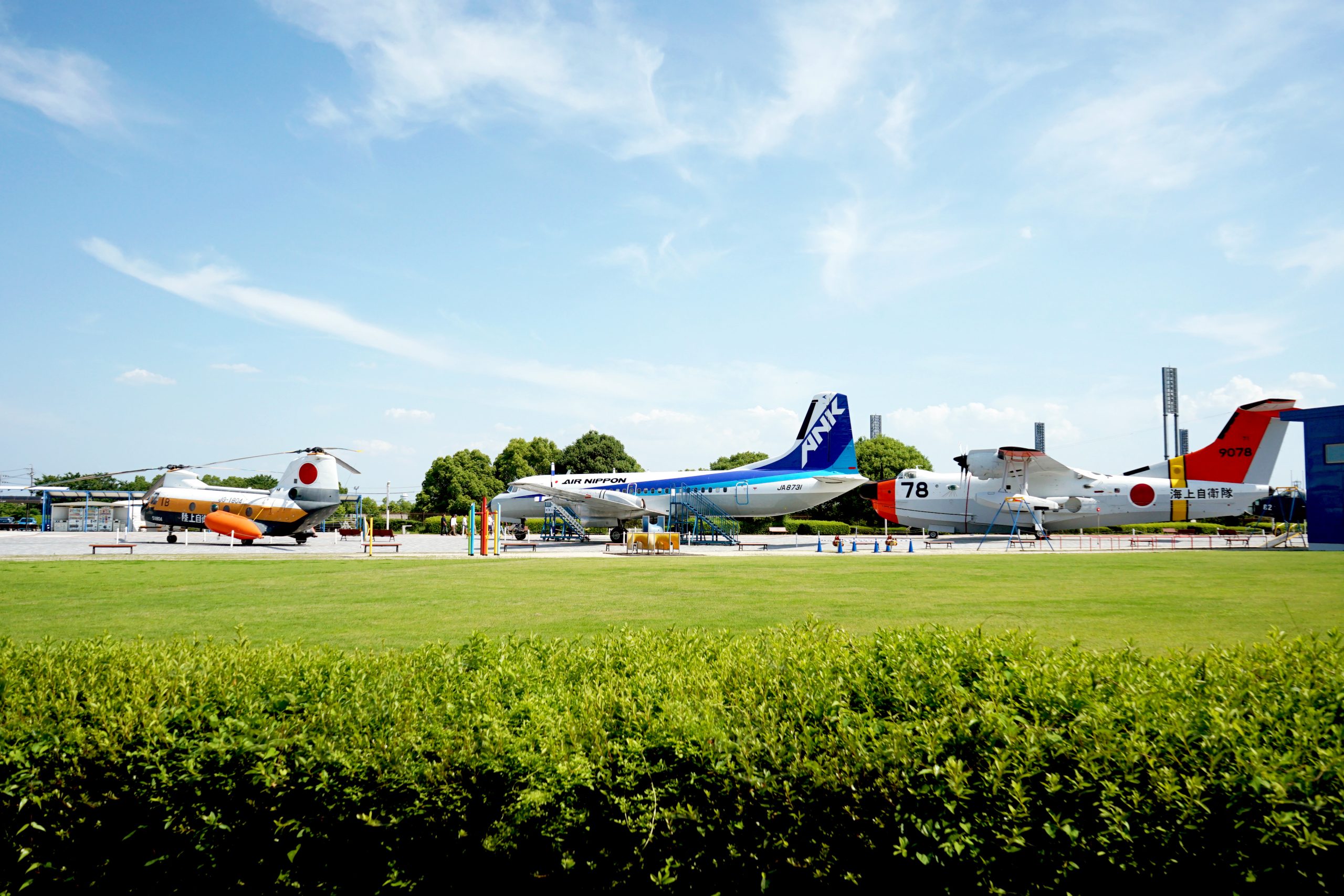 左から2番目が「YS-11」の実機。近くにベンチなどもあるので、間近に座って眺めることもできます