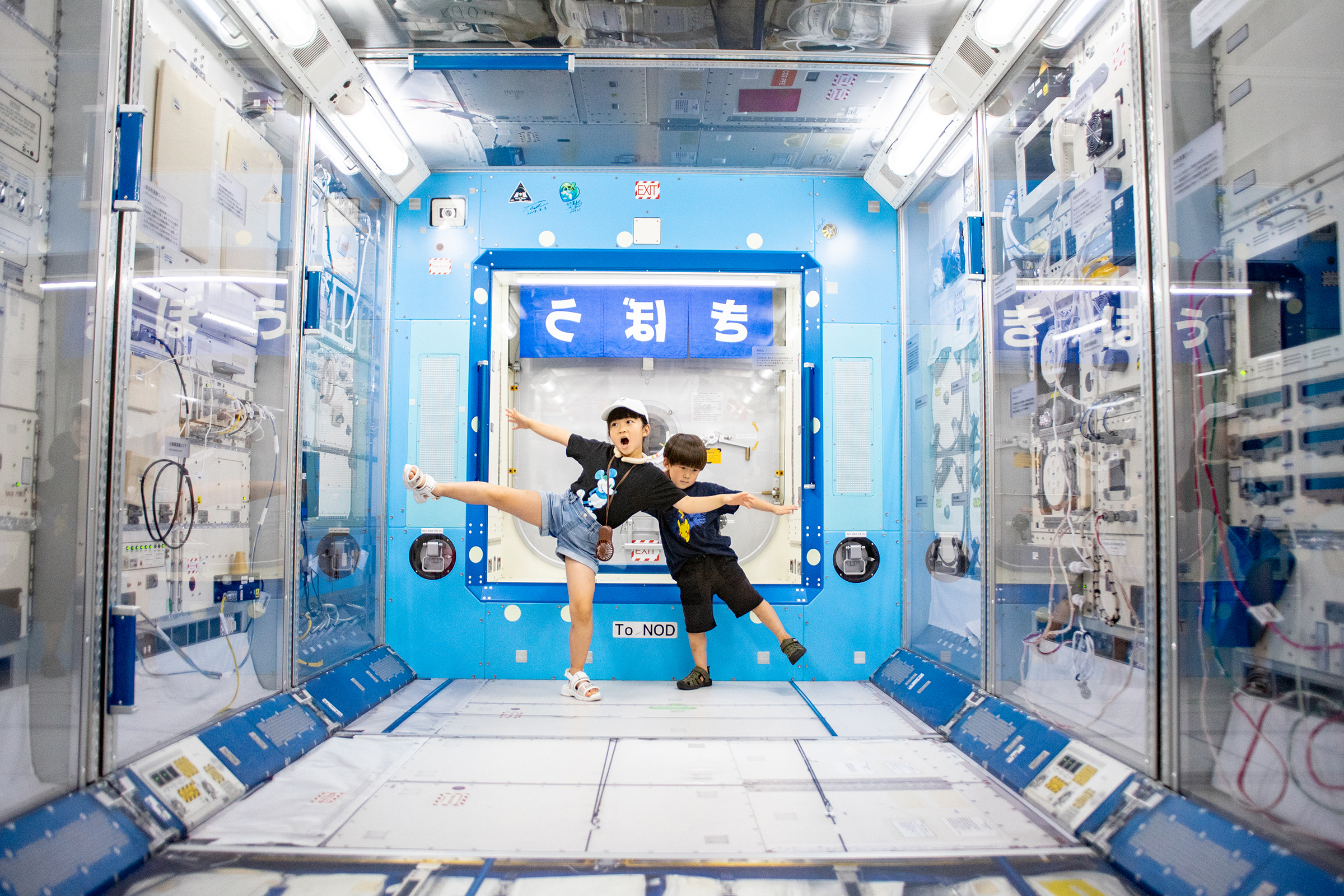 日本実験棟「きぼう」の実物大模型の中でポーズ