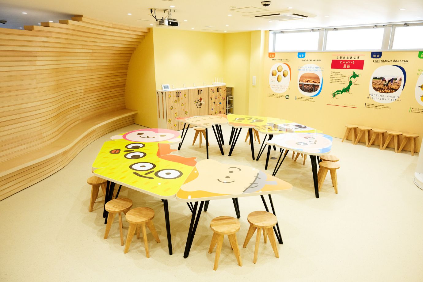 サクサクとした食感で幅広い世代に愛される湖池屋の「ポテトチップス」や「カラムーチョ」。これらの人気商品を生み出しているのが、岐阜県海津市にある「湖池屋 中部工場」です。