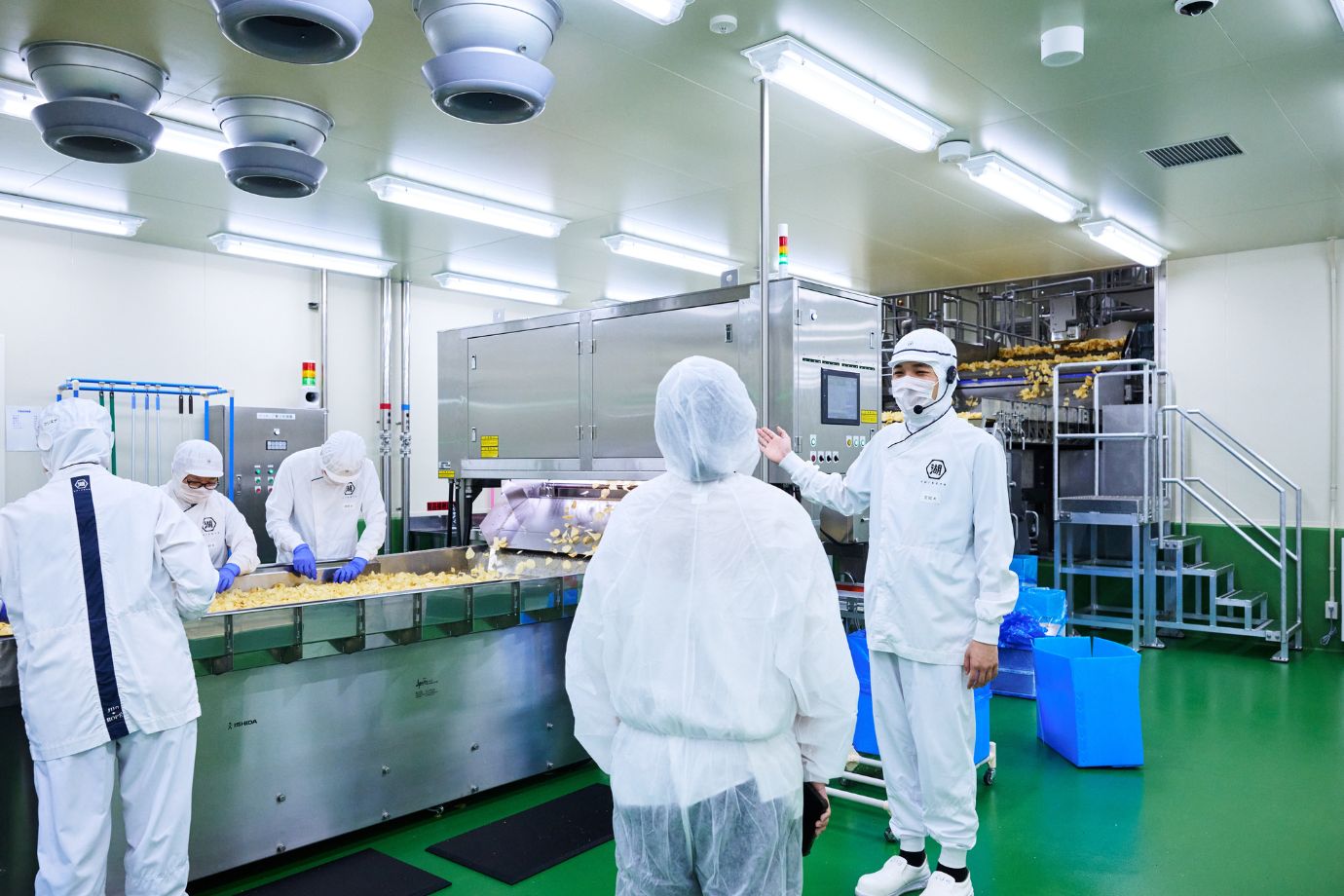 湖池屋の歴史とこだわりを学んだあとは、いよいよ製造ラインの見学へ！