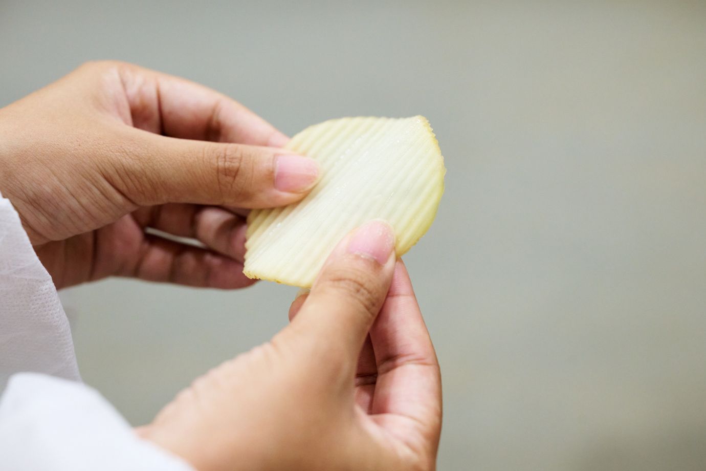 厚さ約1.5mmにスライスされたじゃがいもを実際に手に取らせてもらいました。 