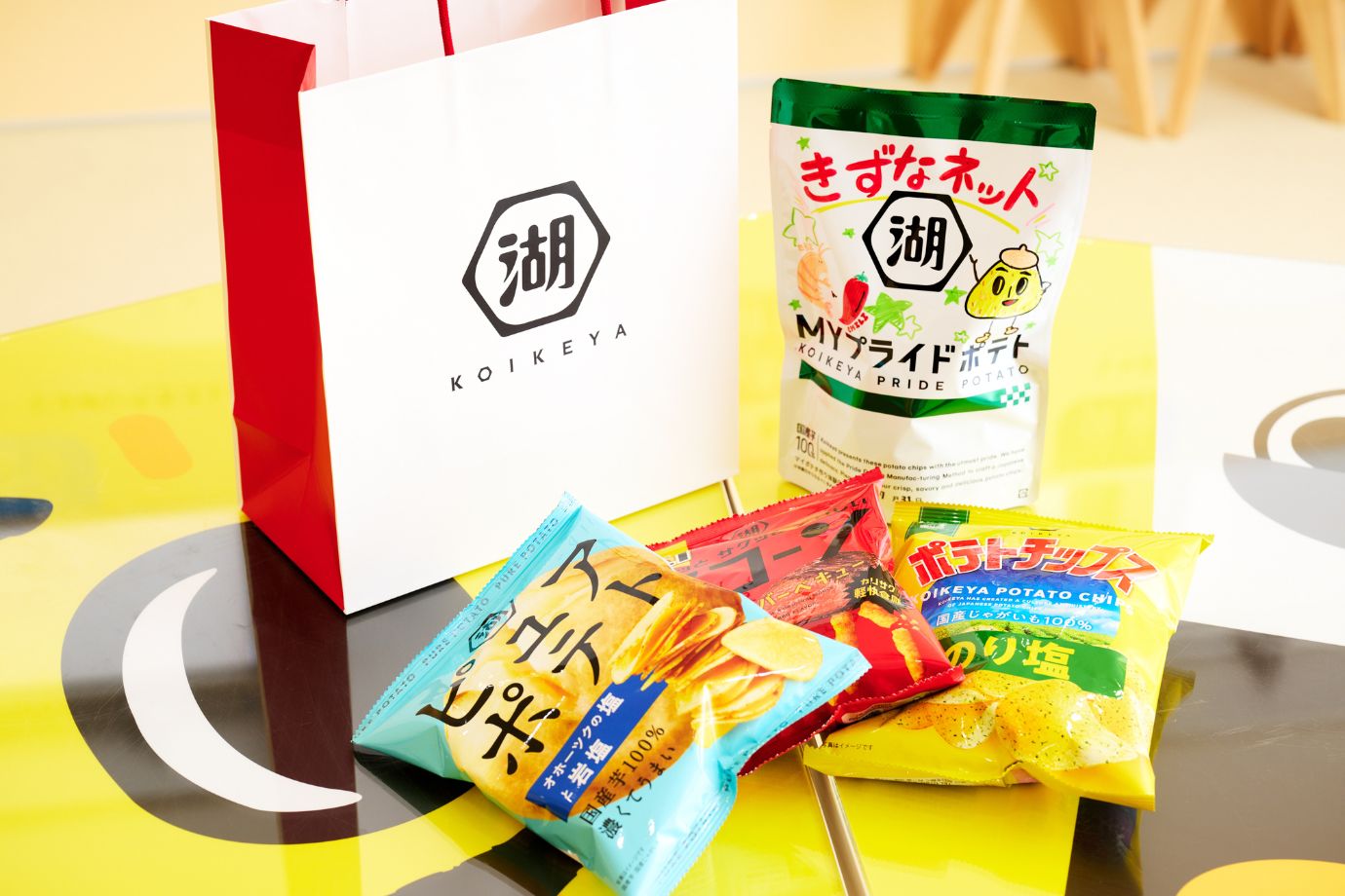 最後に、湖池屋ポテトチップスなどのお土産を受け取り、工場見学ツアーは終了です。 